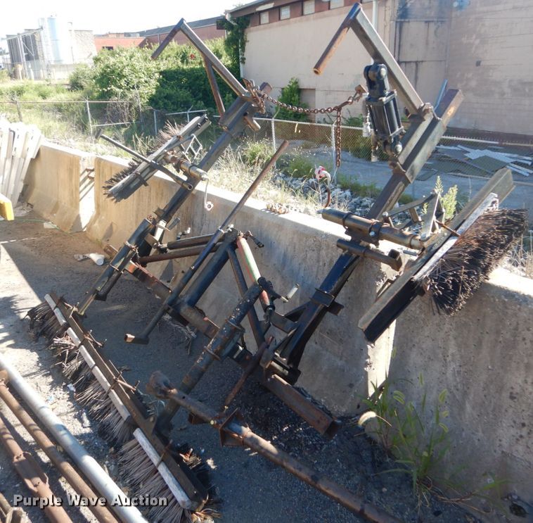 image for item GR9727 2015 Kubota L3301 MFWD tractor