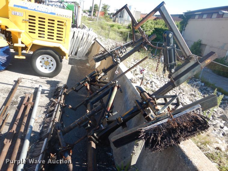 image for item GR9727 2015 Kubota L3301 MFWD tractor