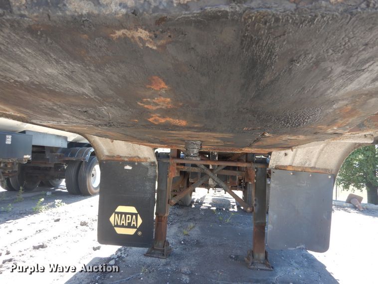 image for item GR9728 1971 Etnyre BT-RA oil tank trailer