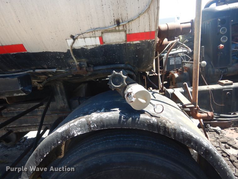 image for item GR9728 1971 Etnyre BT-RA oil tank trailer