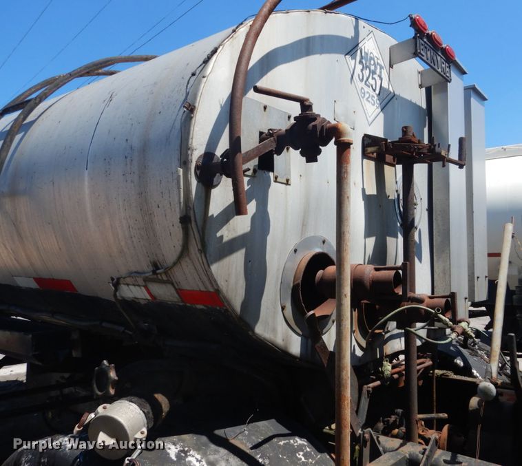 image for item GR9728 1971 Etnyre BT-RA oil tank trailer