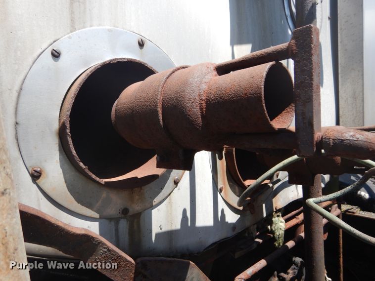 image for item GR9728 1971 Etnyre BT-RA oil tank trailer