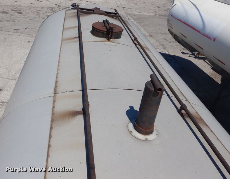 image for item GR9728 1971 Etnyre BT-RA oil tank trailer