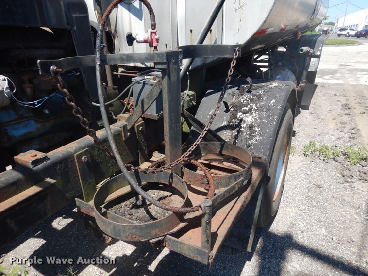 image for item GR9728 1971 Etnyre BT-RA oil tank trailer