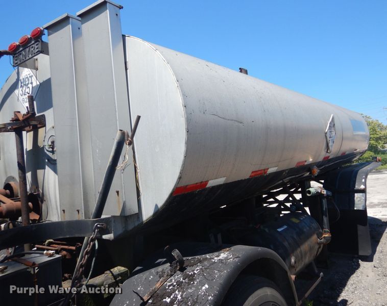 image for item GR9728 1971 Etnyre BT-RA oil tank trailer