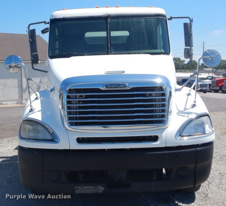 image for item GR9729 2001 Freightliner Columbia  flatbed truck
