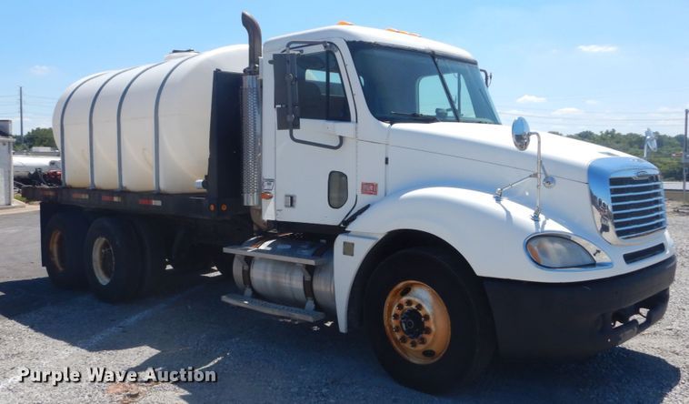 image for item GR9729 2001 Freightliner Columbia  flatbed truck