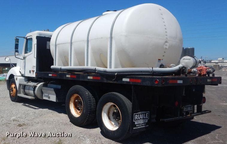 image for item GR9729 2001 Freightliner Columbia  flatbed truck