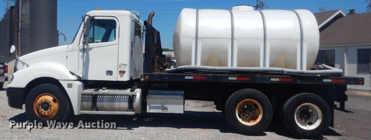 image for item GR9729 2001 Freightliner Columbia  flatbed truck