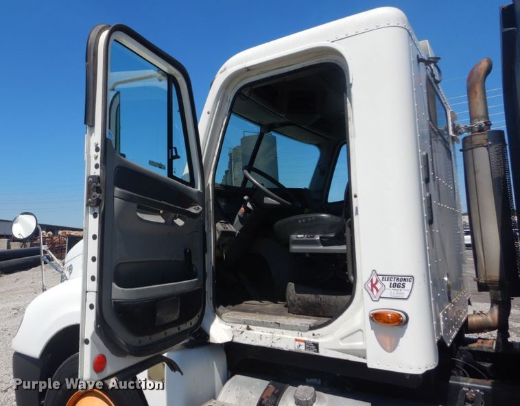 image for item GR9729 2001 Freightliner Columbia  flatbed truck