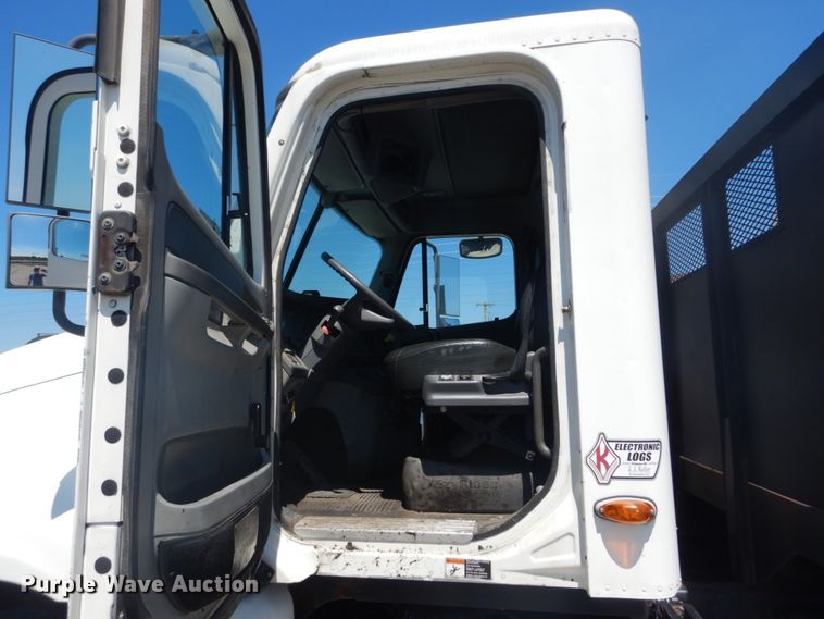 image for item GR9729 2001 Freightliner Columbia  flatbed truck