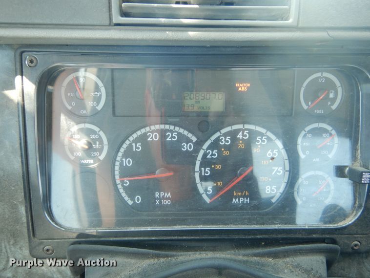 image for item GR9729 2001 Freightliner Columbia  flatbed truck