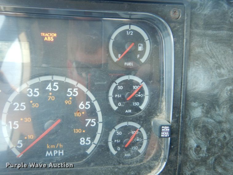 image for item GR9729 2001 Freightliner Columbia  flatbed truck