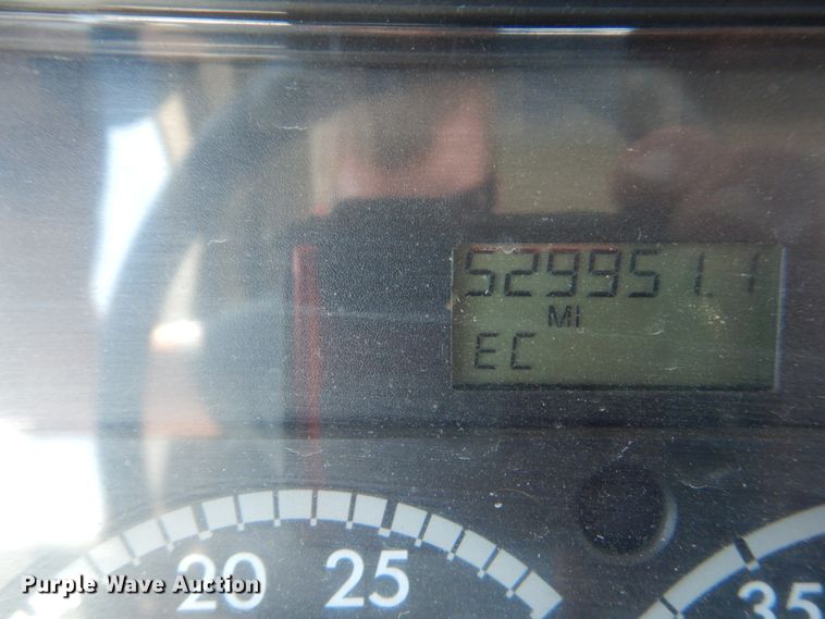 image for item GR9729 2001 Freightliner Columbia  flatbed truck