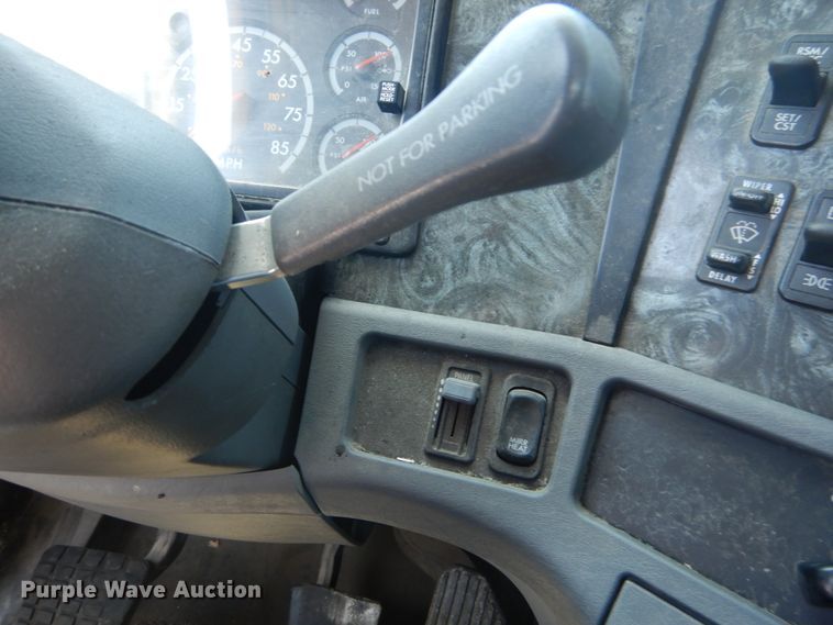 image for item GR9729 2001 Freightliner Columbia  flatbed truck