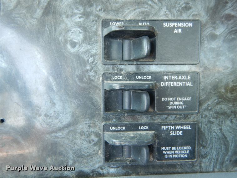 image for item GR9729 2001 Freightliner Columbia  flatbed truck