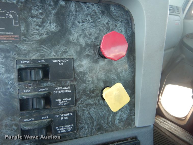 image for item GR9729 2001 Freightliner Columbia  flatbed truck