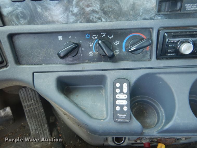 image for item GR9729 2001 Freightliner Columbia  flatbed truck