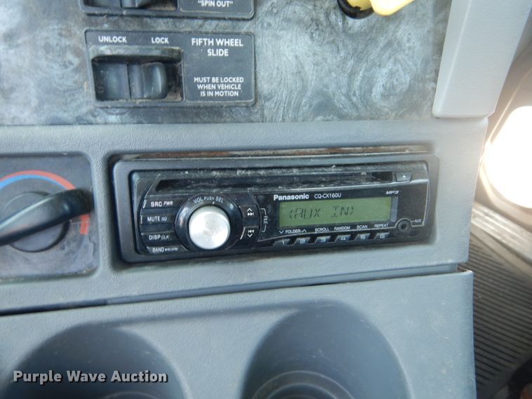 image for item GR9729 2001 Freightliner Columbia  flatbed truck