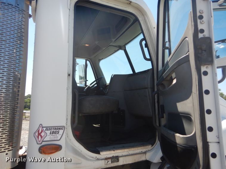 image for item GR9729 2001 Freightliner Columbia  flatbed truck