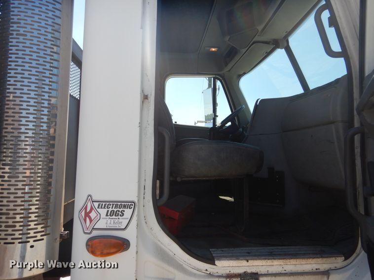 image for item GR9729 2001 Freightliner Columbia  flatbed truck