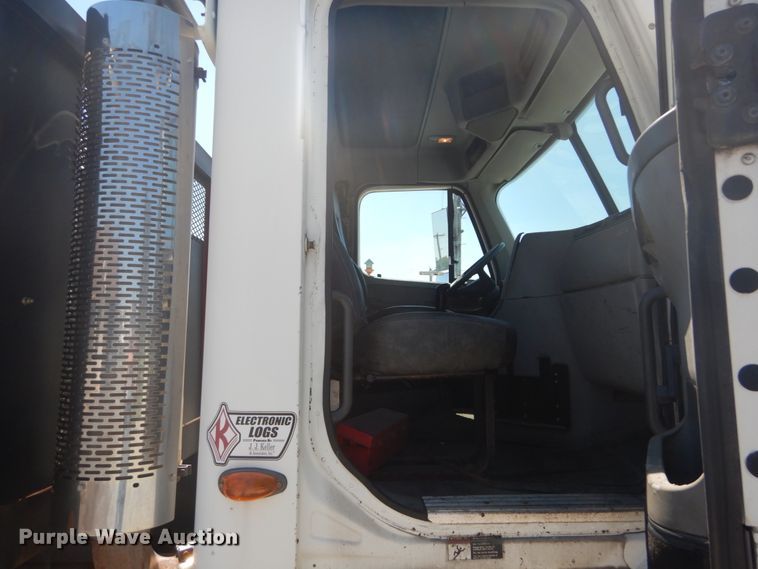 image for item GR9729 2001 Freightliner Columbia  flatbed truck