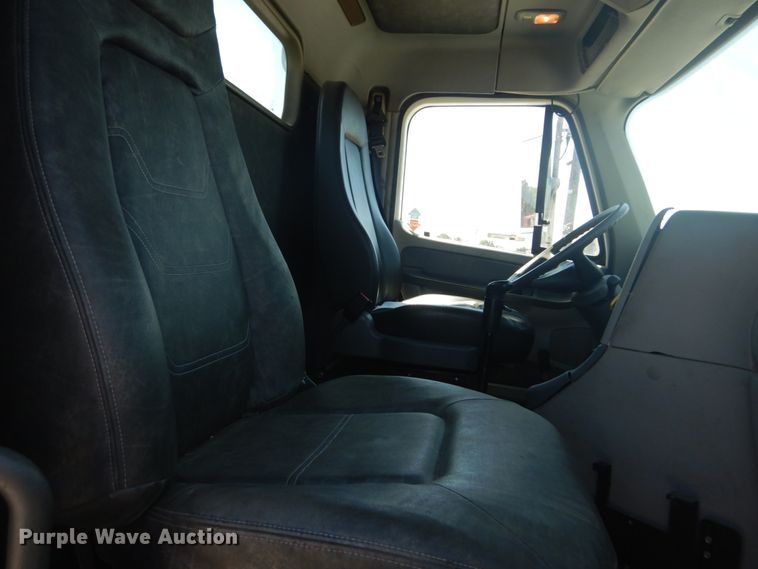 image for item GR9729 2001 Freightliner Columbia  flatbed truck