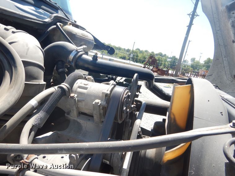 image for item GR9729 2001 Freightliner Columbia  flatbed truck