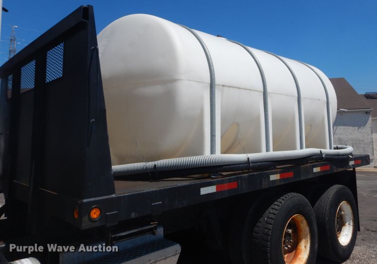 image for item GR9729 2001 Freightliner Columbia  flatbed truck