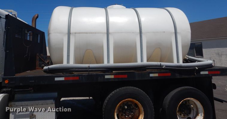 image for item GR9729 2001 Freightliner Columbia  flatbed truck