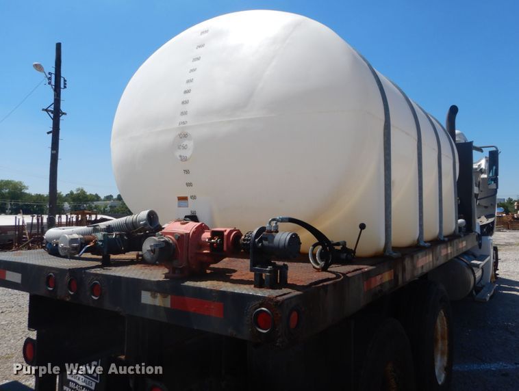 image for item GR9729 2001 Freightliner Columbia  flatbed truck