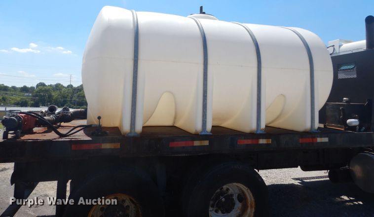 image for item GR9729 2001 Freightliner Columbia  flatbed truck