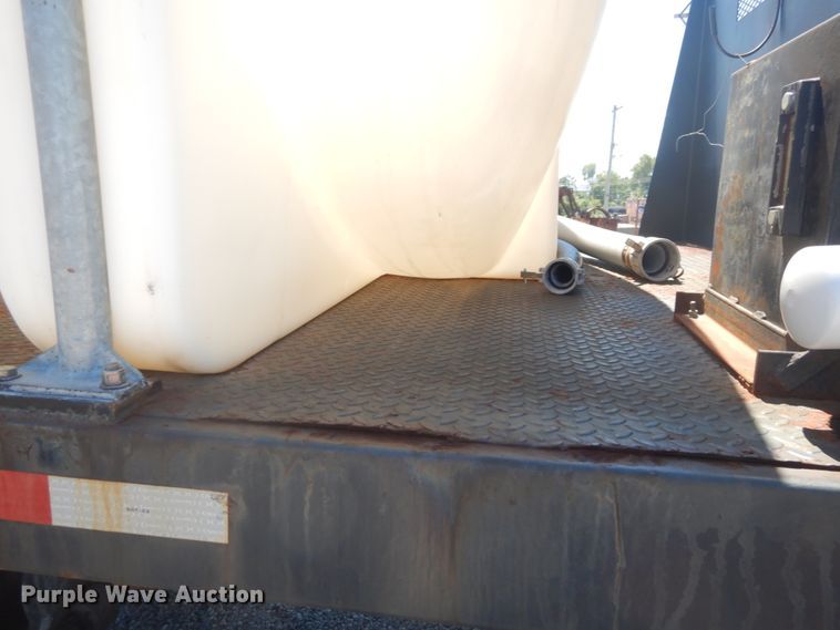 image for item GR9729 2001 Freightliner Columbia  flatbed truck