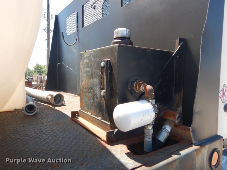 image for item GR9729 2001 Freightliner Columbia  flatbed truck