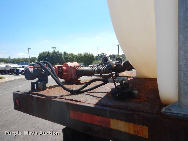 image for item GR9729 2001 Freightliner Columbia  flatbed truck