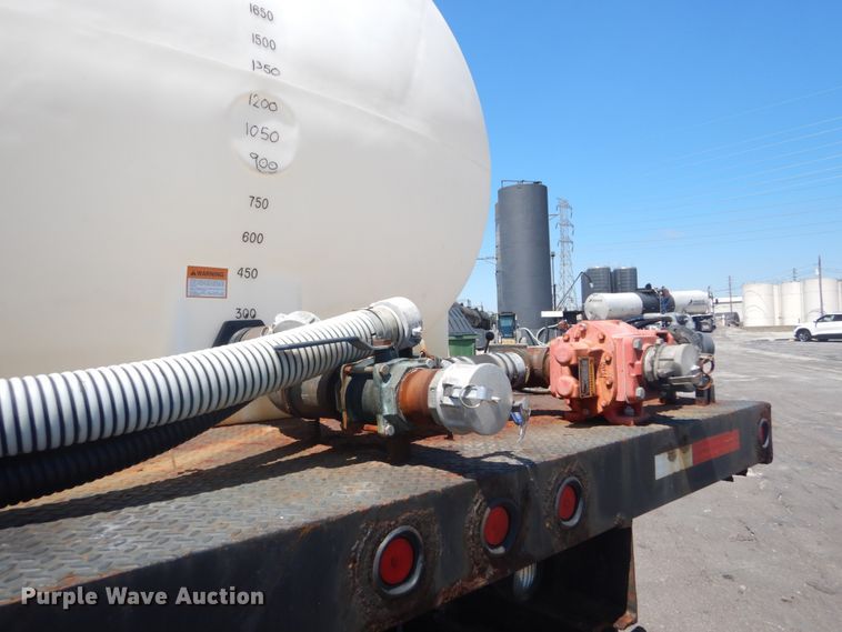 image for item GR9729 2001 Freightliner Columbia  flatbed truck