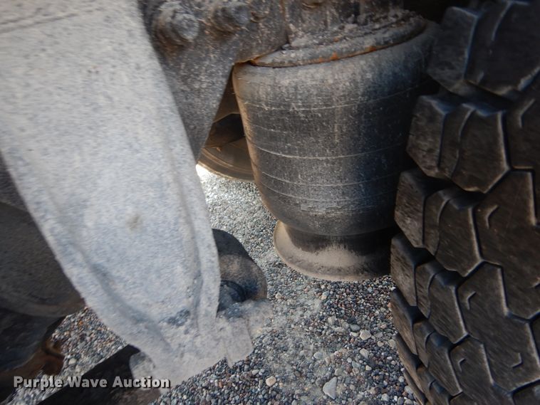 image for item GR9729 2001 Freightliner Columbia  flatbed truck