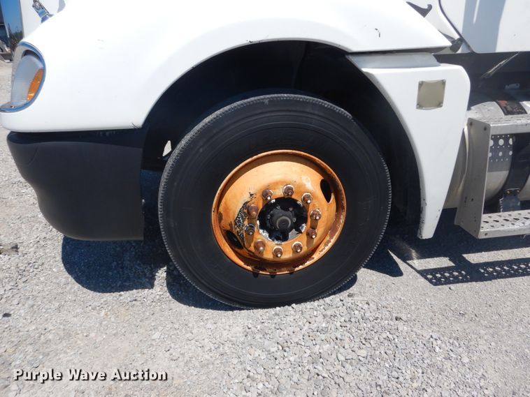 image for item GR9729 2001 Freightliner Columbia  flatbed truck