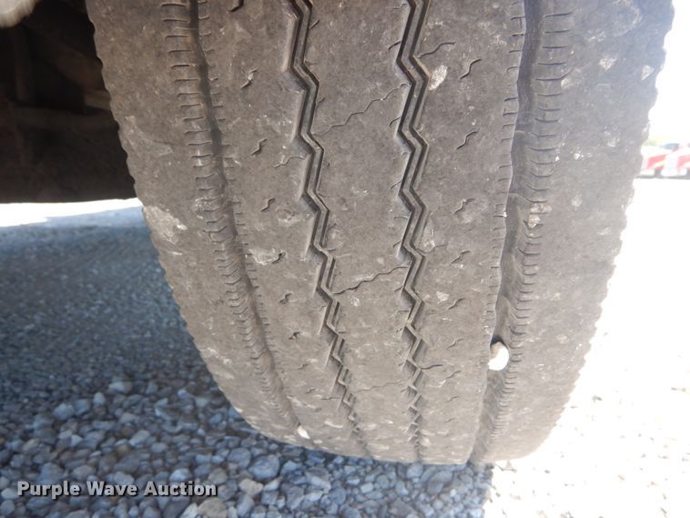 image for item GR9729 2001 Freightliner Columbia  flatbed truck