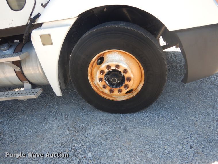 image for item GR9729 2001 Freightliner Columbia  flatbed truck