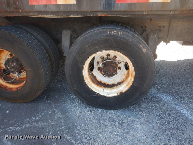 image for item GR9729 2001 Freightliner Columbia  flatbed truck