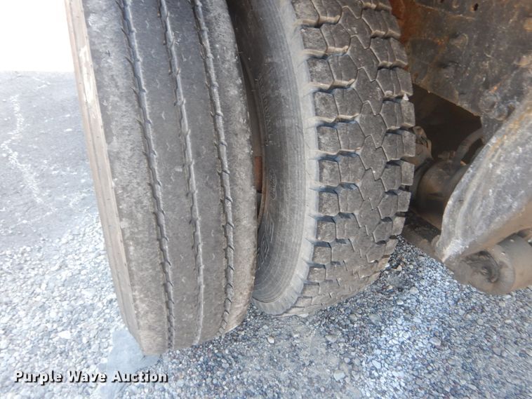 image for item GR9729 2001 Freightliner Columbia  flatbed truck