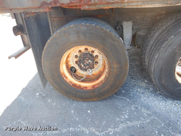 image for item GR9729 2001 Freightliner Columbia  flatbed truck