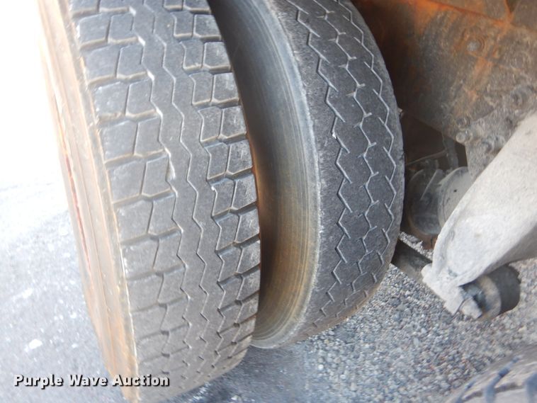 image for item GR9729 2001 Freightliner Columbia  flatbed truck