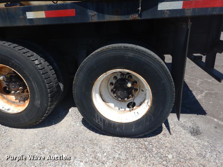 image for item GR9729 2001 Freightliner Columbia  flatbed truck