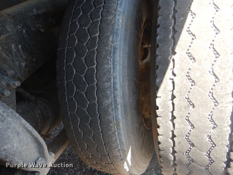 image for item GR9729 2001 Freightliner Columbia  flatbed truck