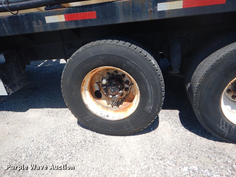 image for item GR9729 2001 Freightliner Columbia  flatbed truck