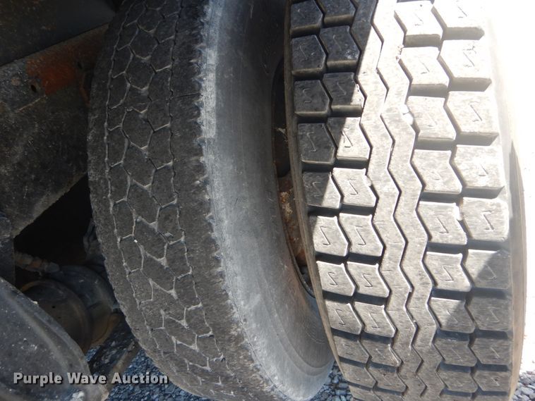 image for item GR9729 2001 Freightliner Columbia  flatbed truck