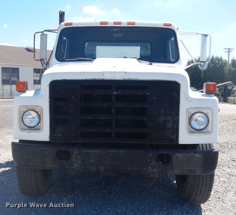 image for item GR9730 1985 International S1954  flatbed truck