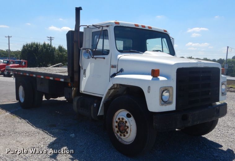 image for item GR9730 1985 International S1954  flatbed truck